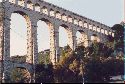 Inspir de l' architecture du Pont du Gard, cet ouvrage est impressionnant. Au pied poussent d' immenses platanes, la ballade entre Ventabren et l' Aqueduc est trs agrable.